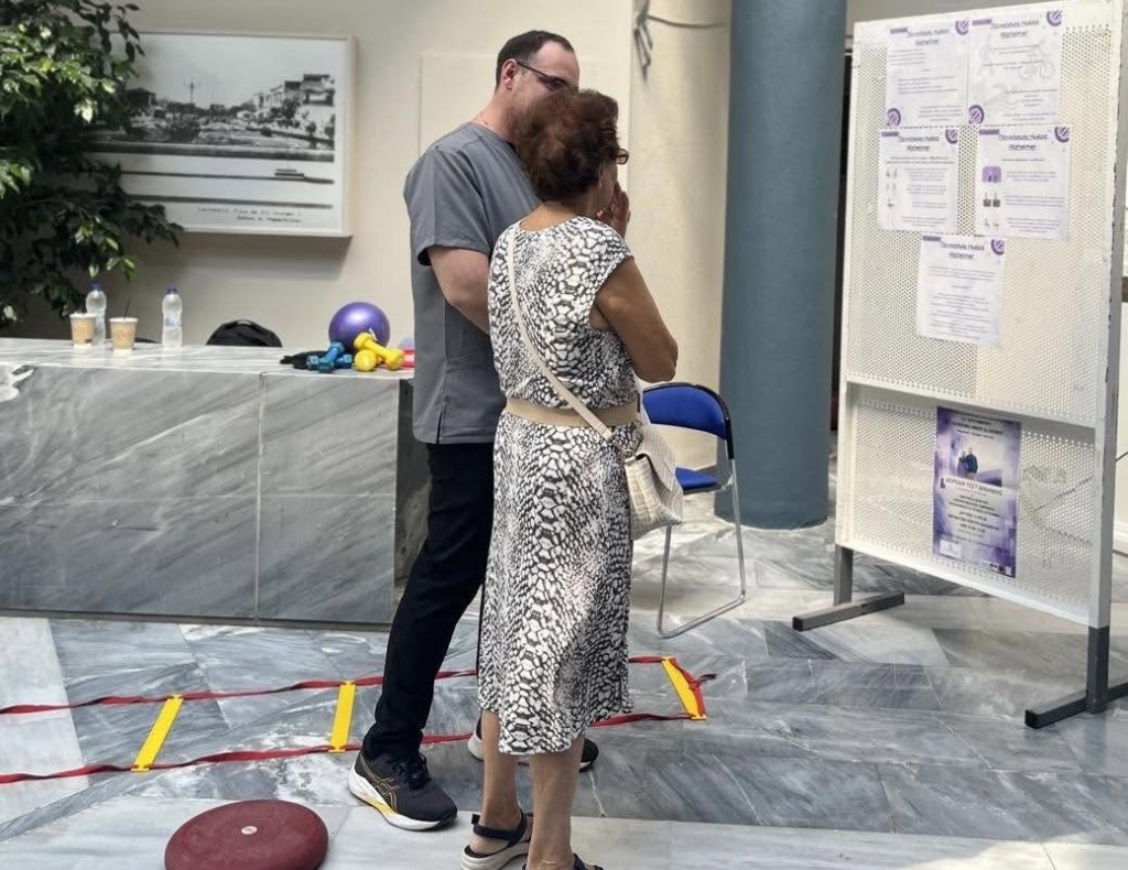Στιγμιότυπο της αξιολόγησης λειτουργικότητας και ισορροπίας κατά τη δράση ενημέρωσης για την άνοια στην Καλαμάτα.