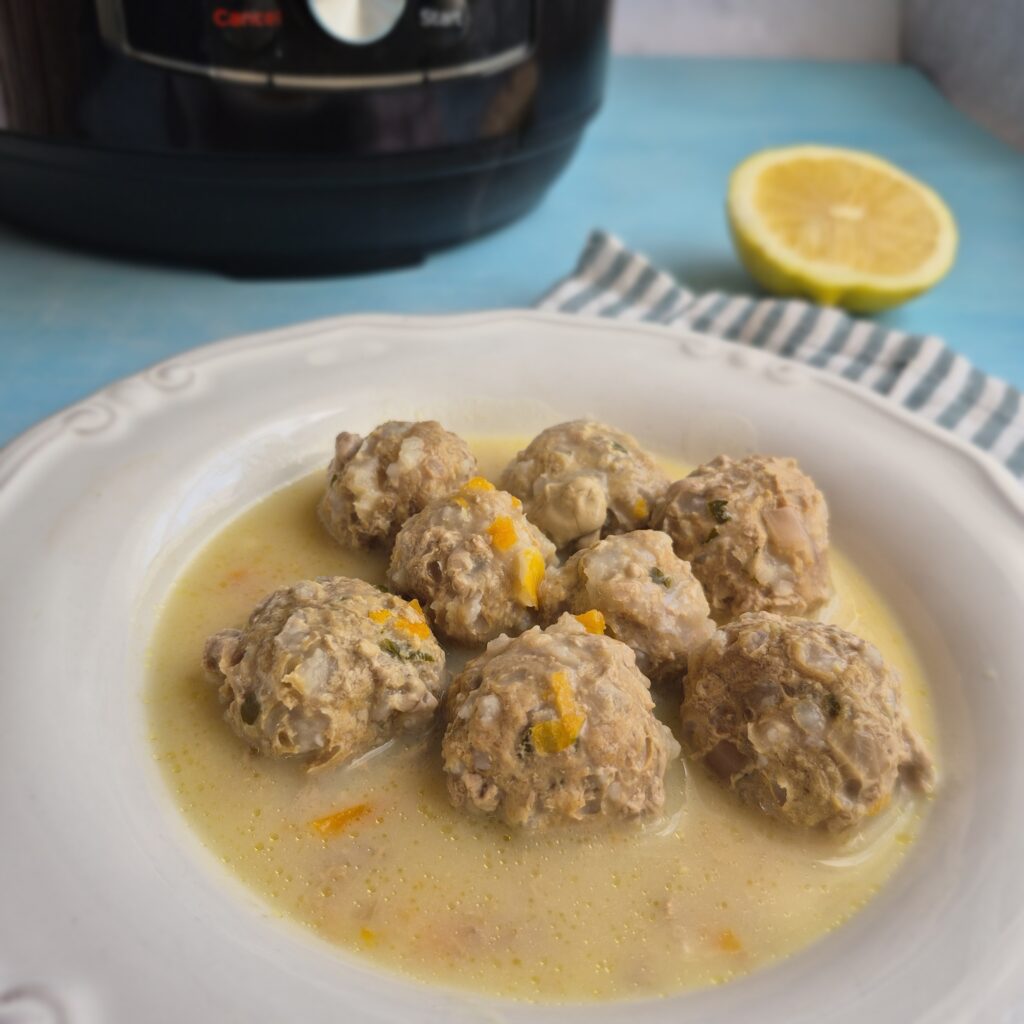 Βελούδινα γιουβαρλάκια αυγολέμονο στο Instant Pot, μια υγιεινή πρόταση από το FitDiet Διαιτολογικό Γραφείο.