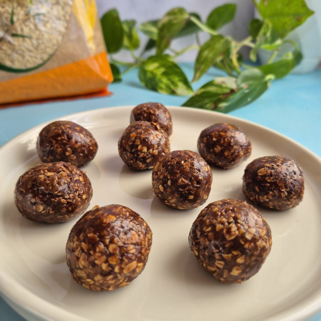 Έτοιμα energy balls με ταχίνι και κακάο σερβιρισμένα σε πιάτο, μια υγιεινή συνταγή από το FitDiet Διαιτολογικό Γραφείο