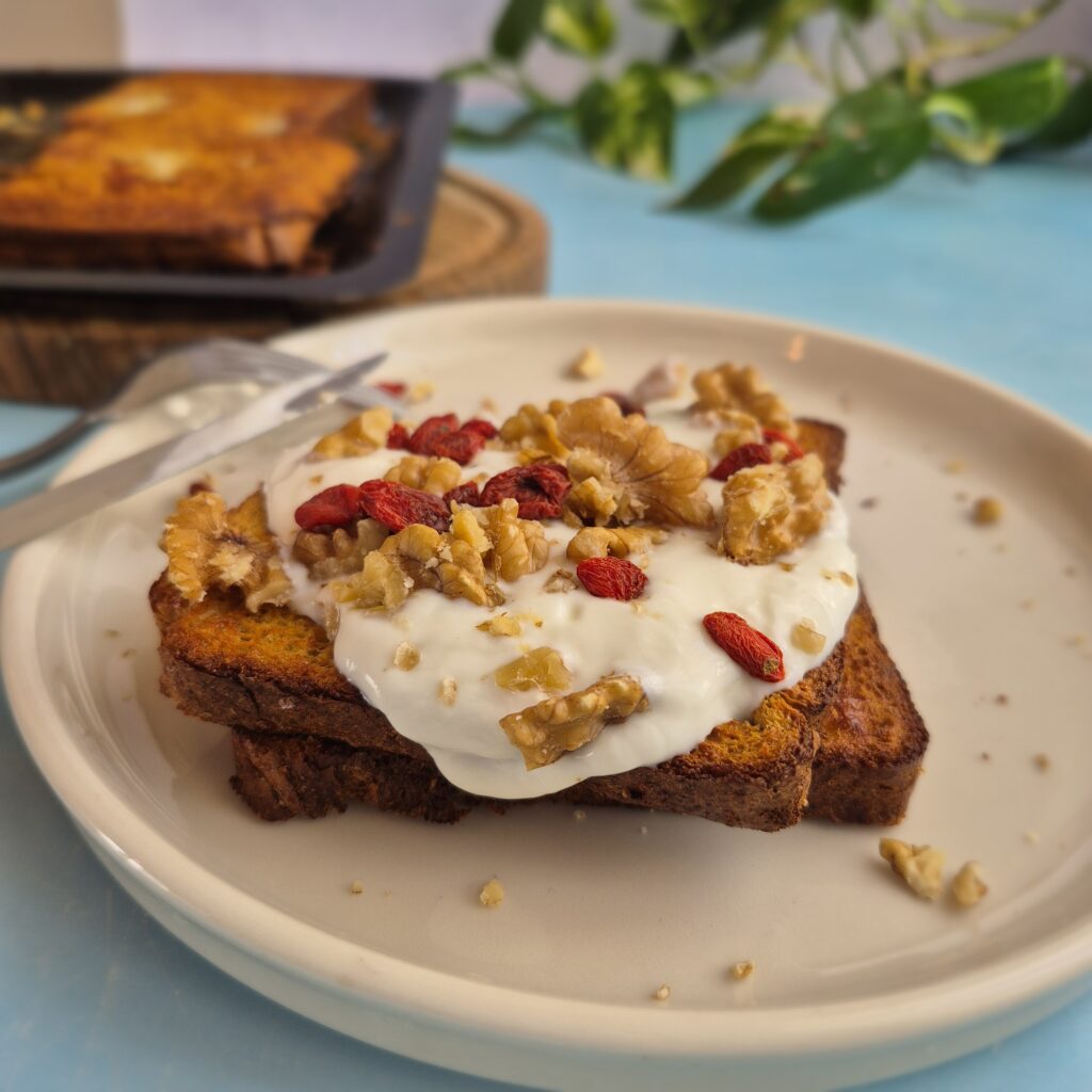 Πιάτο με υγιεινές αυγοφέτες στη φριτέζα αέρος, σερβιρισμένες με φρέσκα φρούτα, γιαούρτι και μέλι, από το FitDiet Διαιτολογικό Γραφείο.