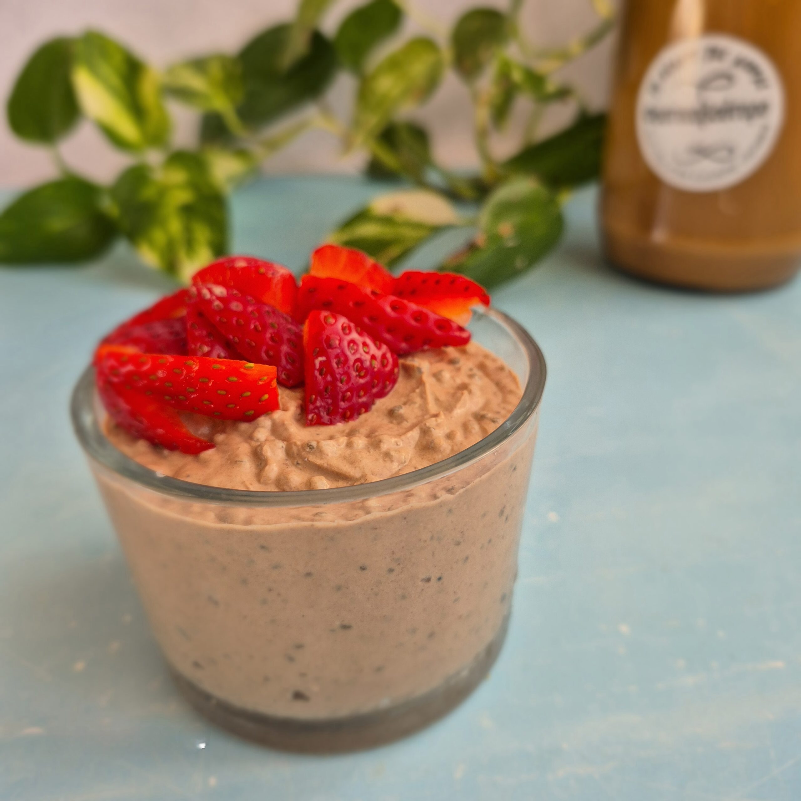 Κοντινό πλάνο σε μπολ με μους γιαουρτιού με φυστικοβούτυρο και σπόρους chia, γαρνιρισμένη με φρέσκες φράουλες, ιδανική για απώλεια βάρους.