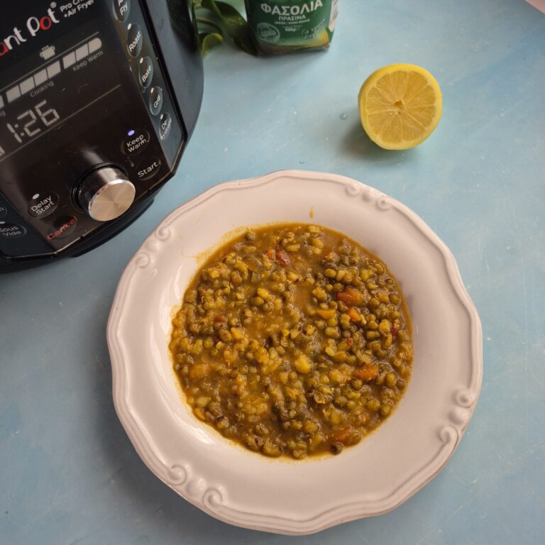 Θρεπτική σούπα ροβίτσα στο Instant Pot για τη μείωση της LDL χοληστερόλης, σερβιρισμένη με φρέσκο λεμόνι.