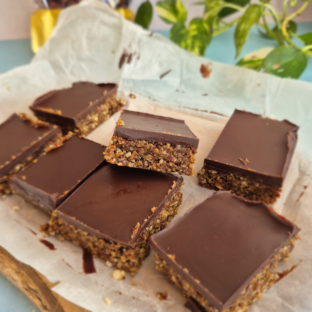 Μπάρες με τζίτζιφα, ξηρούς καρπούς και μαύρη σοκολάτα 85% για επανεκπαίδευση της γεύσης και μεταβολικό όφελος.