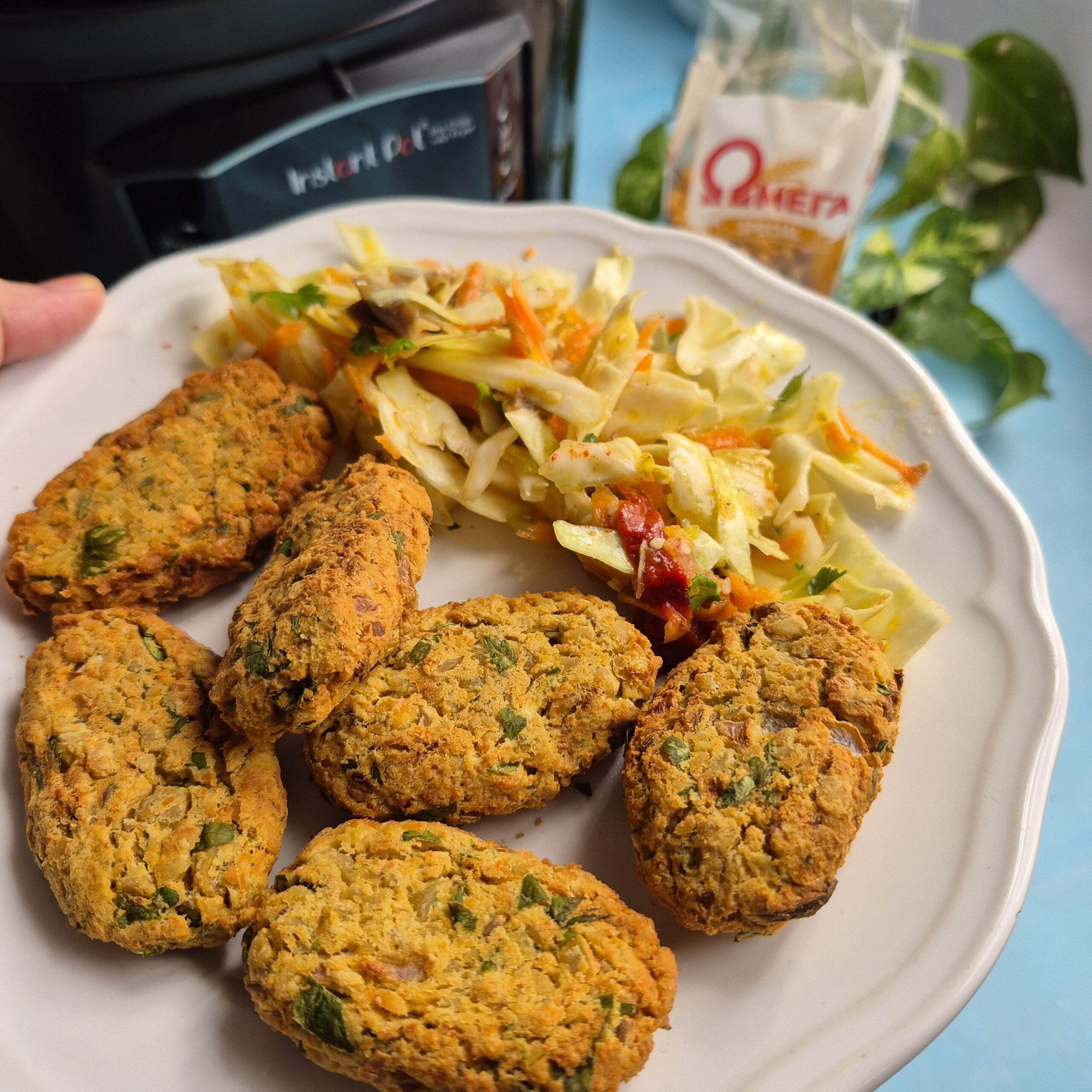 Σπιτικοί ρεβυθοκεφτέδες στο Air Fryer με σως γιαουρτιού και σαλάτα