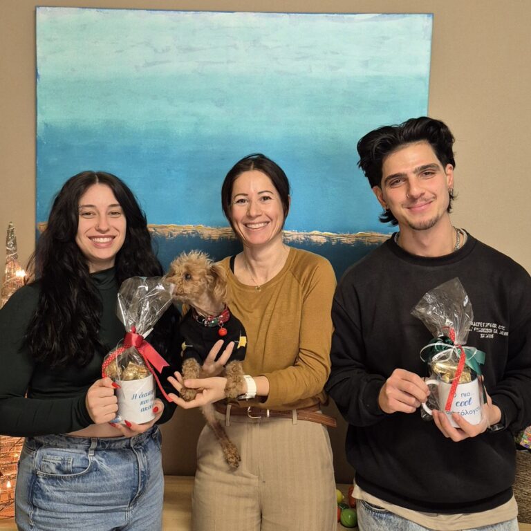 Η διαιτολόγος Πηνελόπη Δουβόγιαννη του FitDiet με τους ασκούμενους Τεφίκ Μαράι και Σοφία Μπουλιέρη κατά την ολοκλήρωση της πρακτικής τους άσκησης.