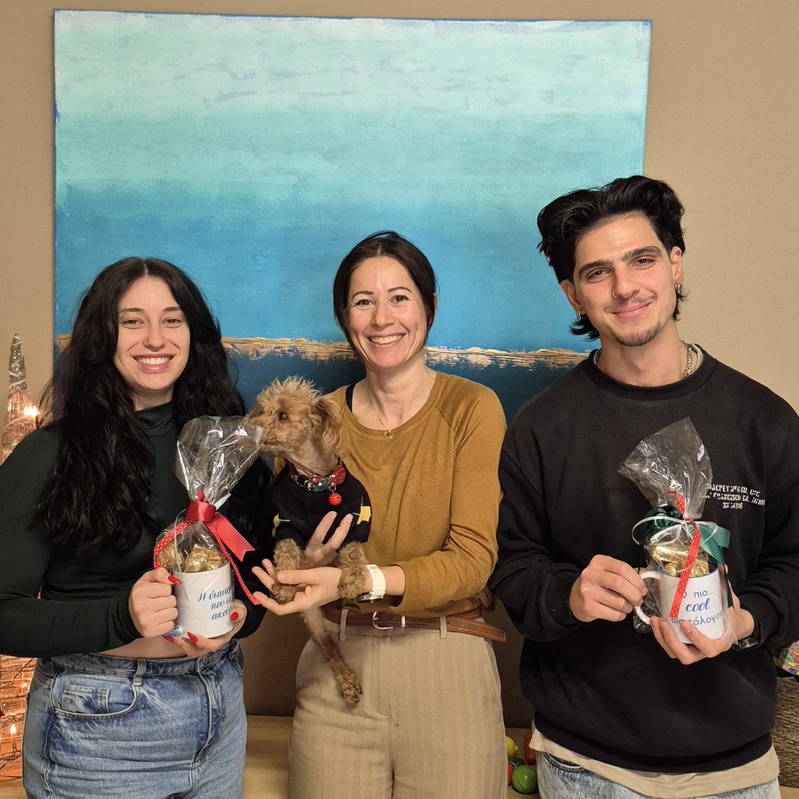 Η διαιτολόγος Πηνελόπη Δουβόγιαννη του FitDiet με τους ασκούμενους Τεφίκ Μαράι και Σοφία Μπουλιέρη κατά την ολοκλήρωση της πρακτικής τους άσκησης.