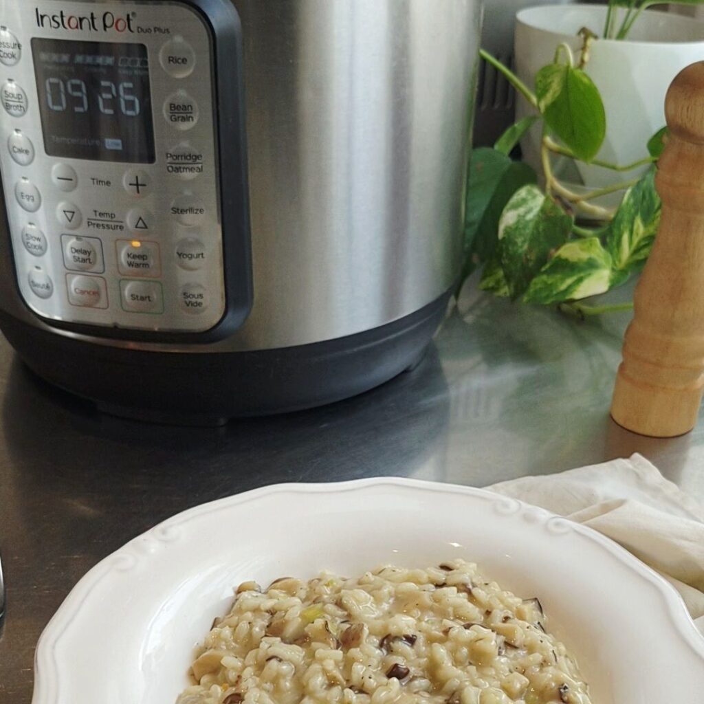 Κρεμώδες ριζότο με μανιτάρια δίπλα σε ένα Instant Pot Duo Plus, μια πρόταση για υγιεινή διατροφή από το FitDiet Διαιτολογικό Γραφείο.