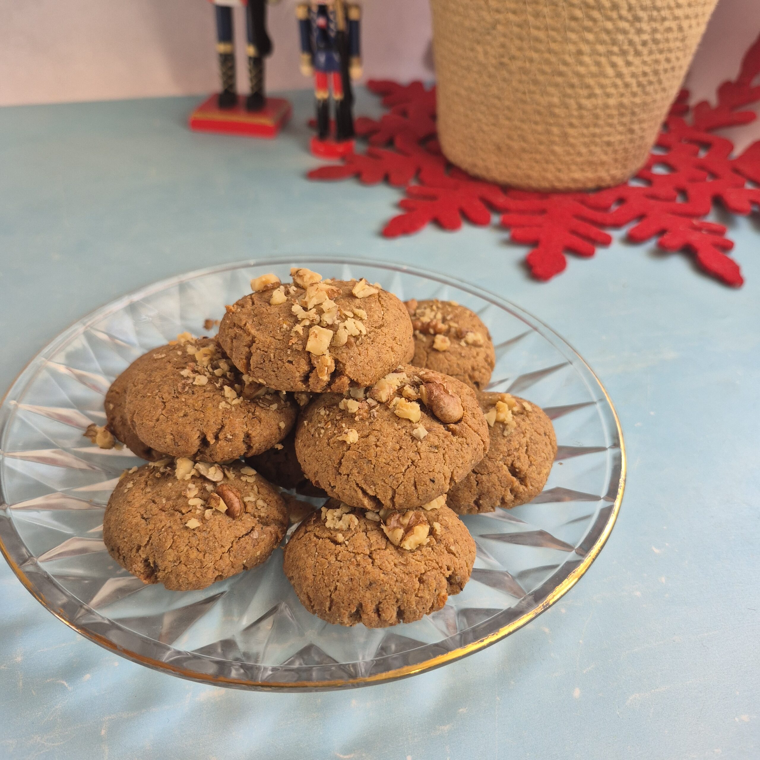 Υγιεινά μπισκότα μελομακάρονου χωρίς σιρόπι, μαλακά και αρωματικά, με κανέλα και πορτοκάλι, πάνω σε ανοιχτό μπλε φόντο.