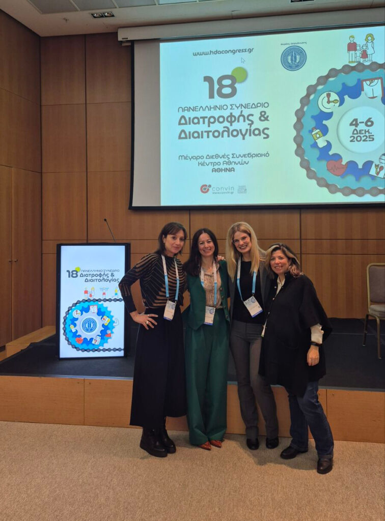 Η Πηνελόπη Δουβόγιαννη με τις συναδέλφους της μετά το τέλος του κλινικού φροντιστηρίου για τη διατροφική διαχείριση GLP-1 αγωνιστών στο 19ο Πανελλήνιο Συνέδριο.