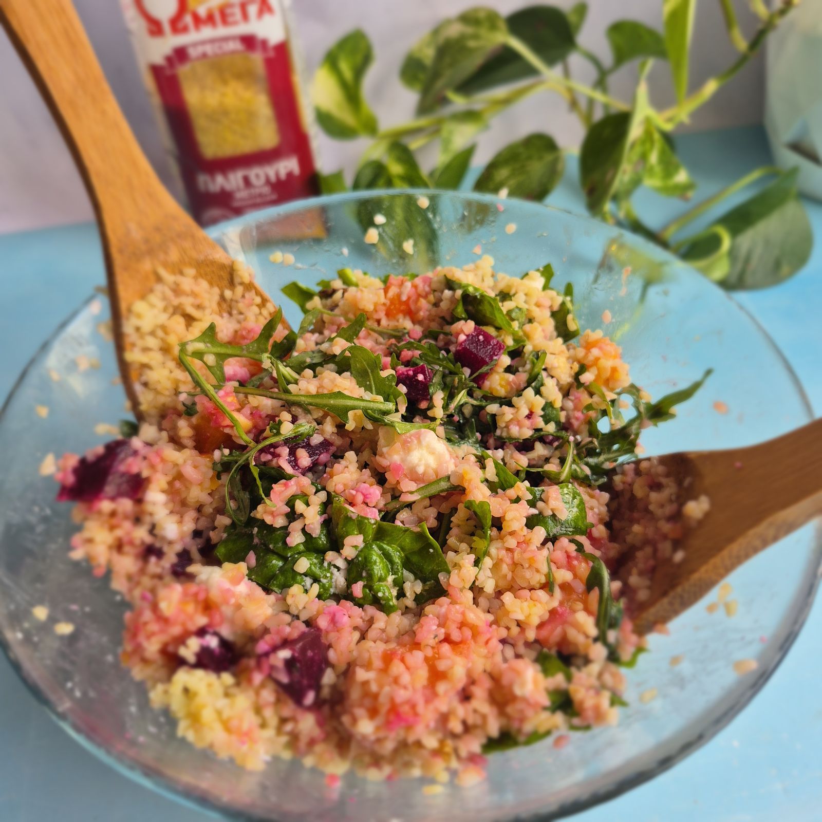 Χειμωνιάτικη σαλάτα πλιγουριού με παντζάρι και καρύδια σε μπλε φόντο - FitDiet Διαιτολογικό Γραφείο