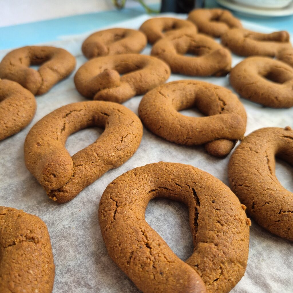 Υγιεινά μουστοκούλουρα με πετιμέζι, χωρίς ζάχαρη, πλούσια σε φυτικές ίνες και αντιοξειδωτικά.