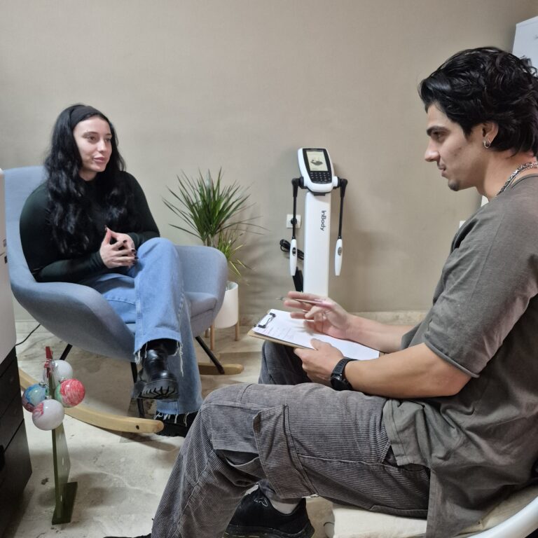 Διαιτολόγος πραγματοποιεί λιπομέτρηση και μετρήσεις σώματος σε δράση δωρεάν διατροφικής αξιολόγησης στο FitDiet Καλαμάτας.